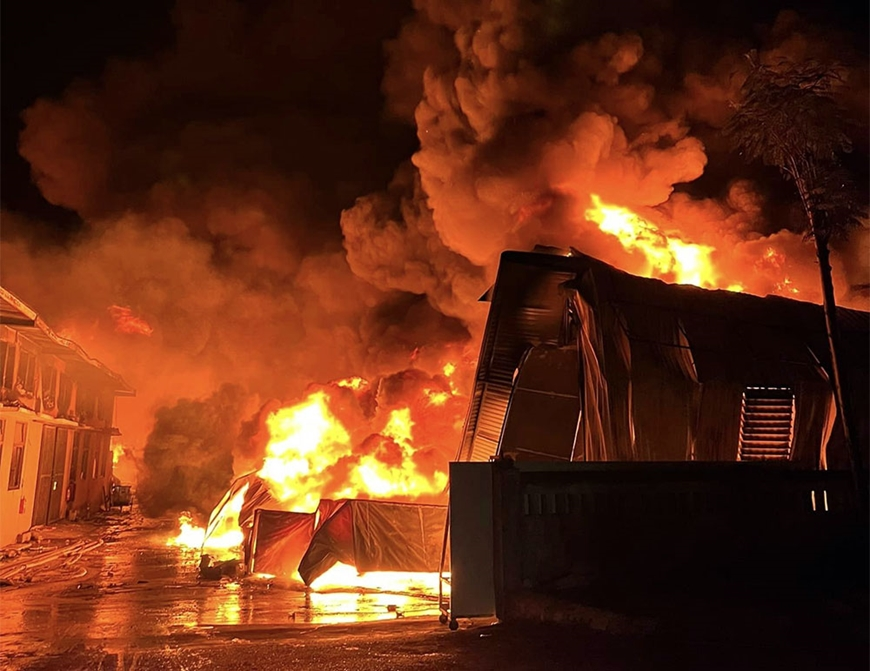 Bộ đội, dân quân tích cực tham gia chữa cháy